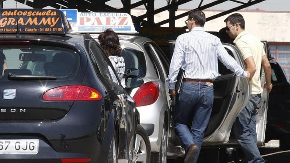 Las autoescuelas apuestan por introducir distracciones en el examen