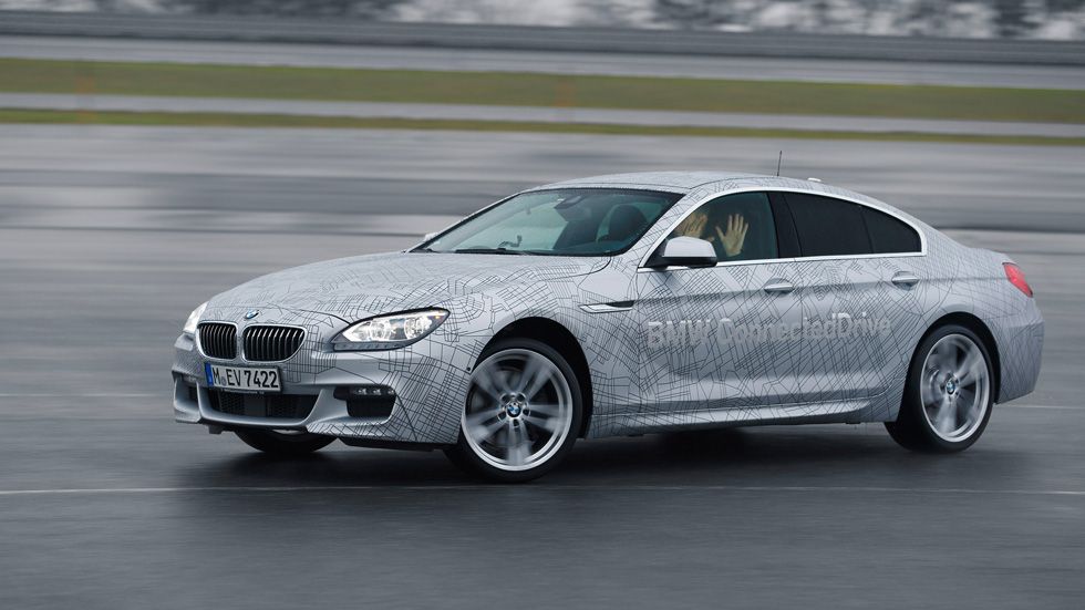 BMW presenta el coche que conduce y derrapa solo