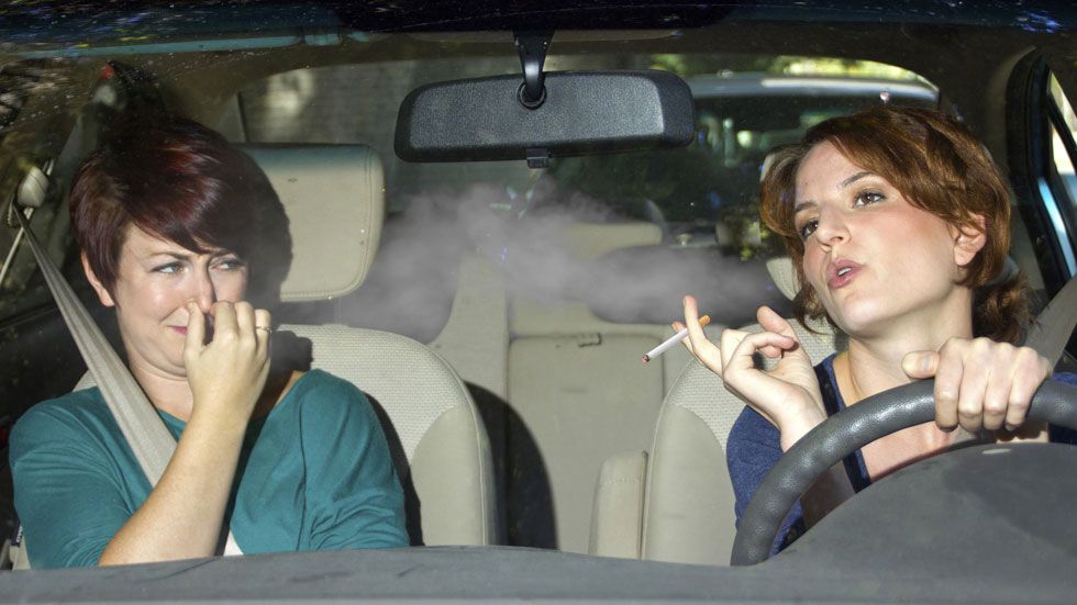 Reino Unido plantea prohibir fumar en coches con niños