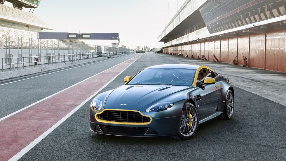 Aston Martin V8 Vantage N430 y DB9 Carbon Black y White