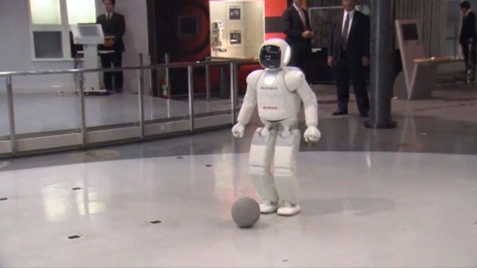 Vídeo: Obama juega al fútbol con Asimo, el robot de Honda