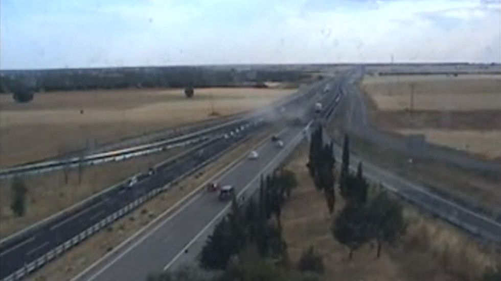 Vídeo: se cree que la carretera es un circuito… y acaba volcando