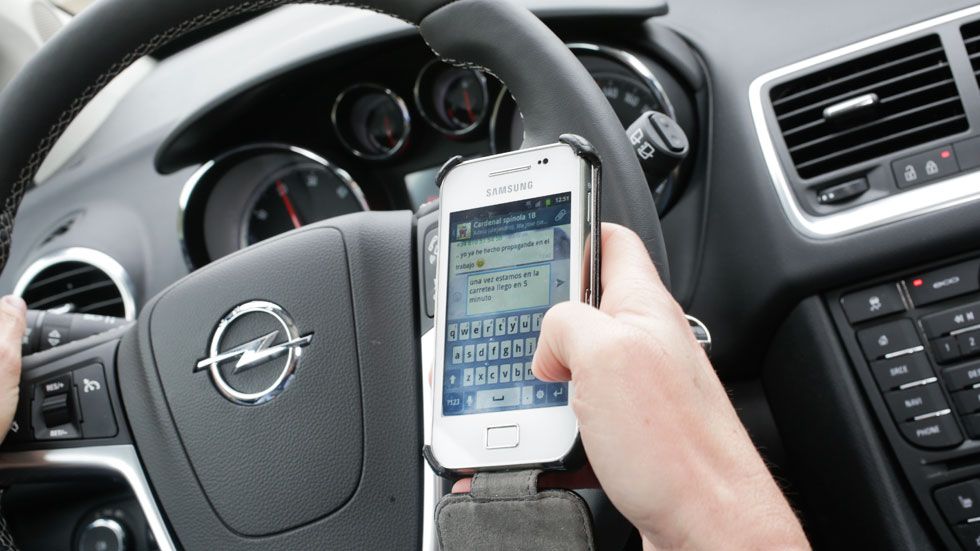Cárcel por escribir mensajes conduciendo