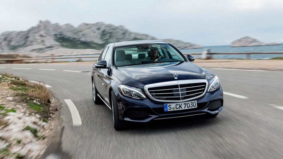 Ahora los Mercedes, con código QR