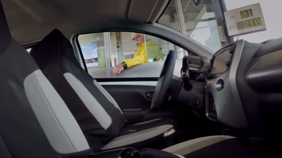 Vídeo: un Toyota Aygo sin conductor siembra el pánico en la ciudad
