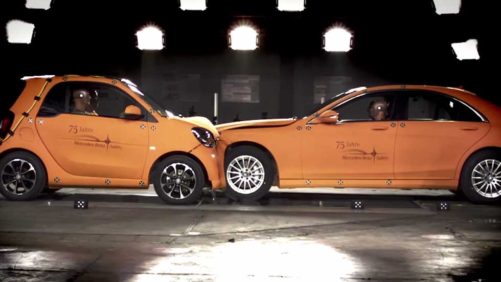 Videonoticia: Smart Fortwo vs Mercedes Clase S, ¿cómo quedarán tras un choque frontal?