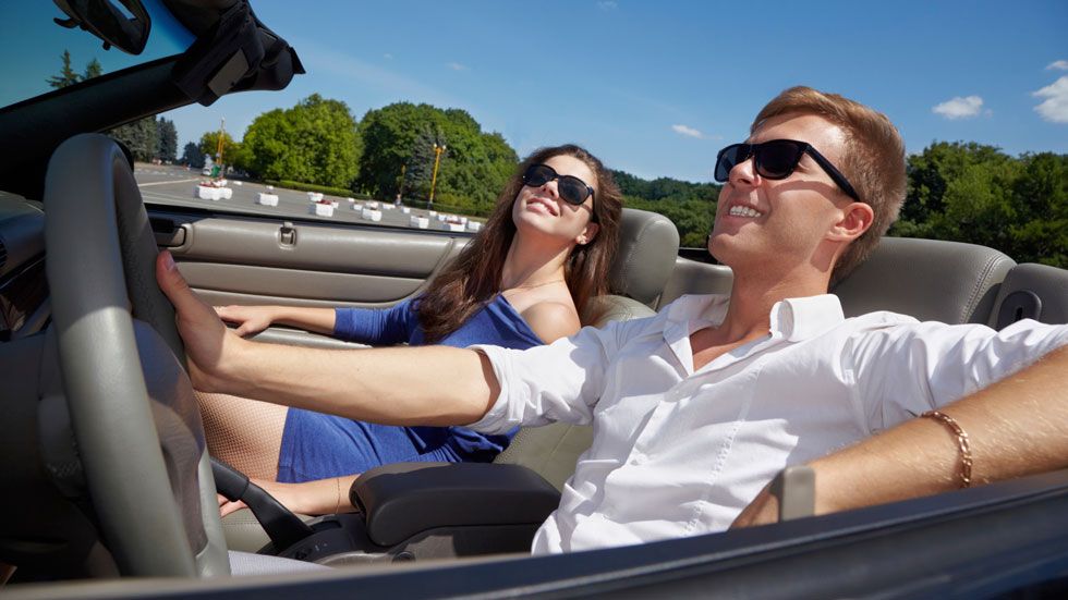 El hombre perfecto conduce un descapotable, según Europcar
