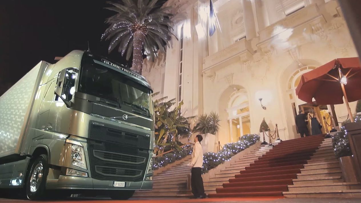 Videonoticia: el aparcacoches novato, contra un Volvo FH