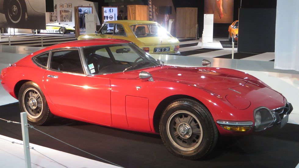 50 de los coches más emblemáticos de la historia, reunidos en París
