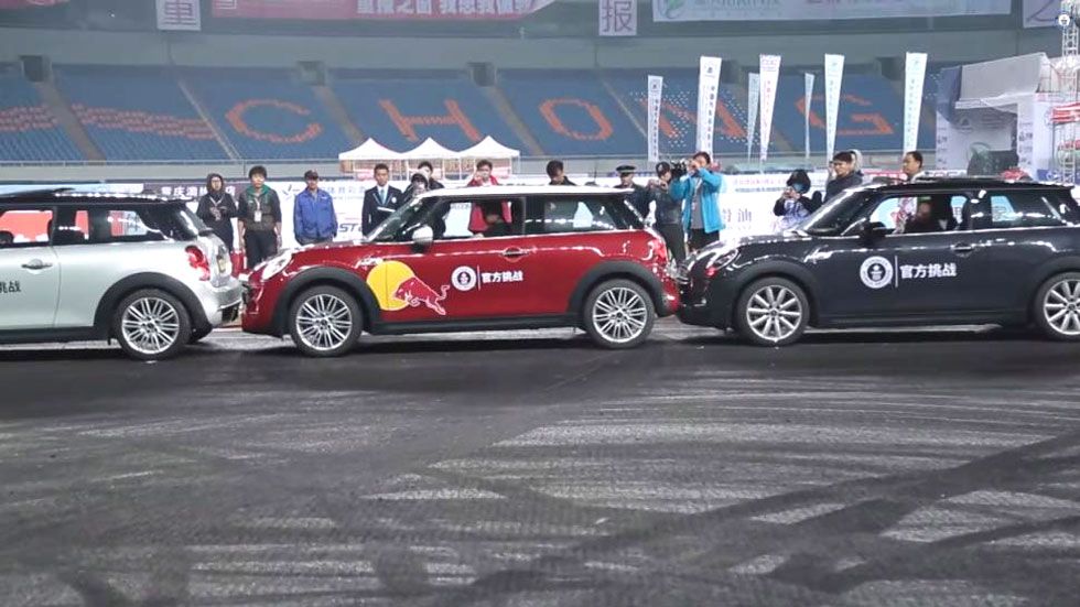 Aparcamiento en paralelo… ¡con sólo un margen de 8 cm! Vídeo