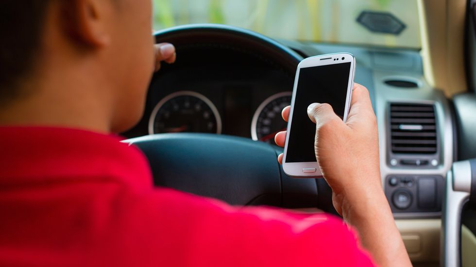 Uno cada cinco conductores consulta redes sociales mientras conduce