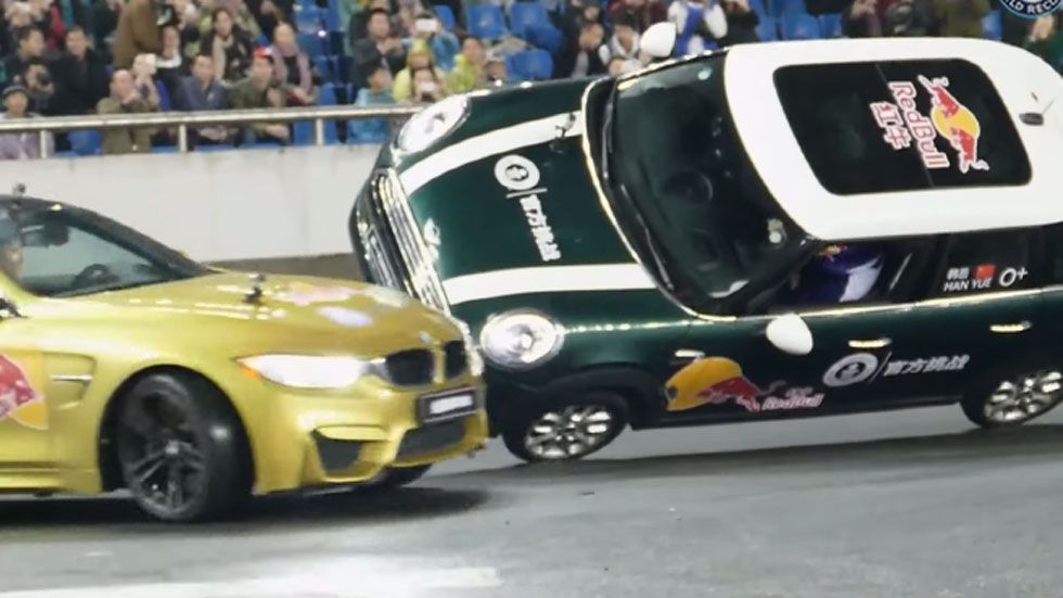 El ‘donut’ más largo de la historia… ¡alrededor de un coche de dos ruedas! Vídeo