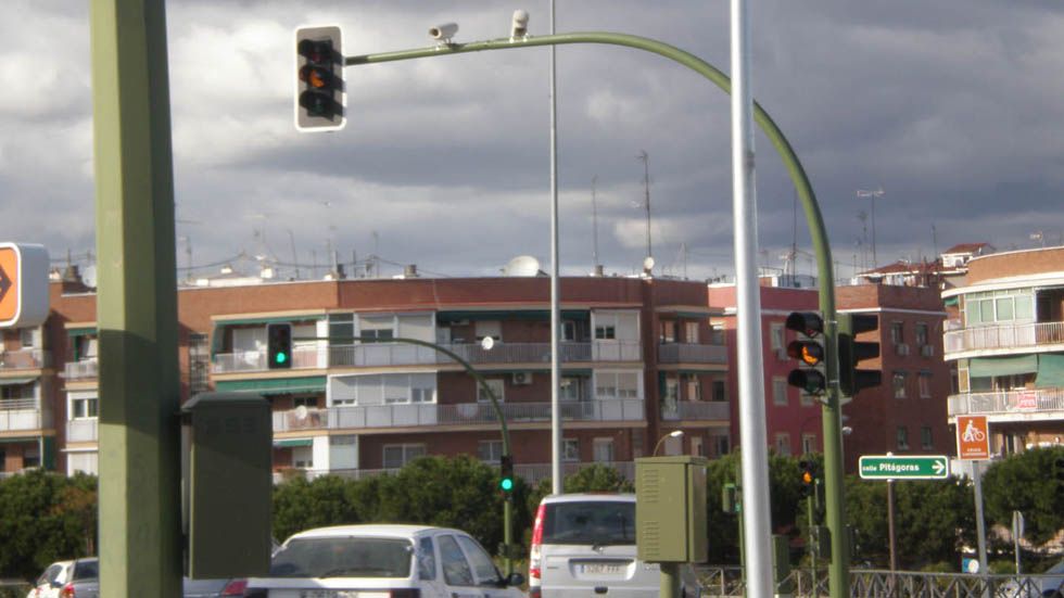 ¿Qué hacen los conductores españoles cuando paran en los semáforos?