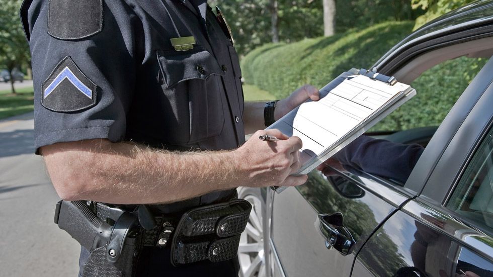 Multada por recibir un beso de su novio mientras conducía