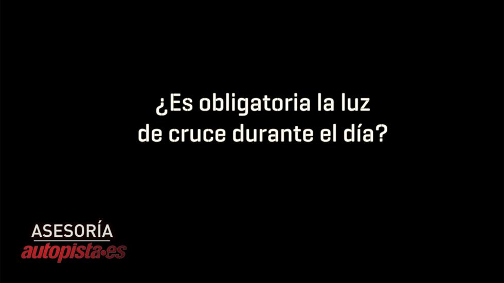 ¿Es obligatoria la luz de cruce durante el día?