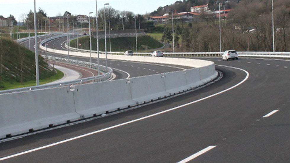 Neumáticos convertidos en barreras de contención para proteger a los conductores