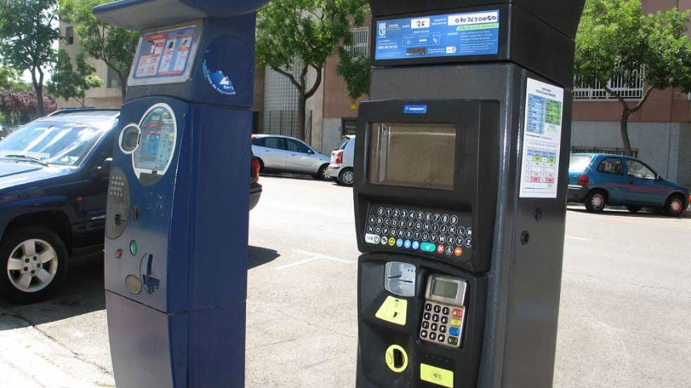 ‘Motomultas’,  el nuevo terror controlador de los parquímetros