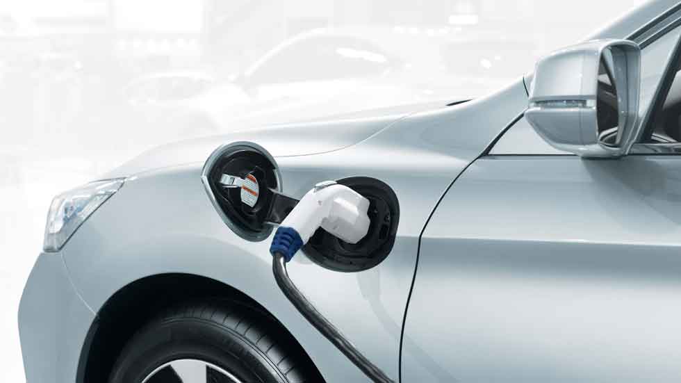 El Gobierno quiere bajar los impuestos a los coches eficientes