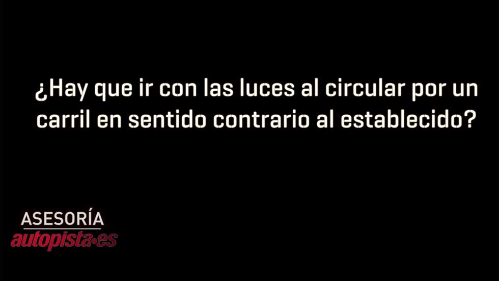 ¿Hay que ir con las luces al circular por un carril en sentido contrario al establecido?