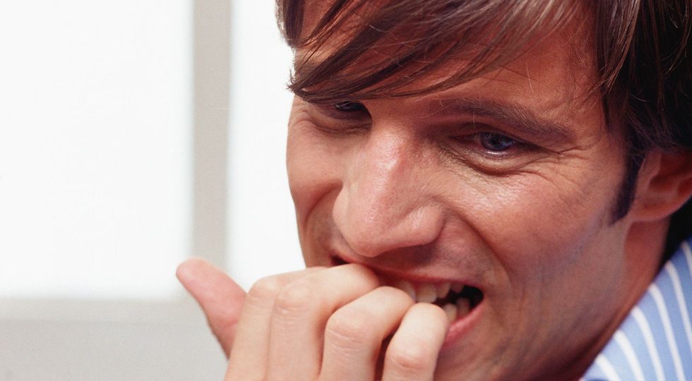 80 euros a un conductor por morderse las uñas