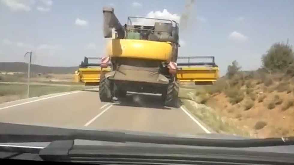 La cosechadora ‘tumba señales de tráfico’ (Vídeo)