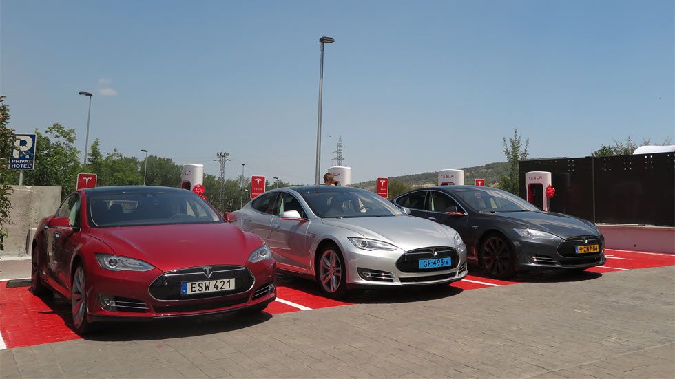 Tesla inaugura el primero de sus supercargadores en España Tesla inaugura el primero de sus supercargadores en España