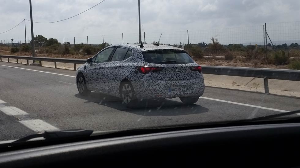 El Opel Astra 2015 de quinta generación, 'cazado' en España