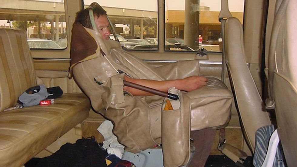 Se disfraza de asiento de coche para cruzar la frontera