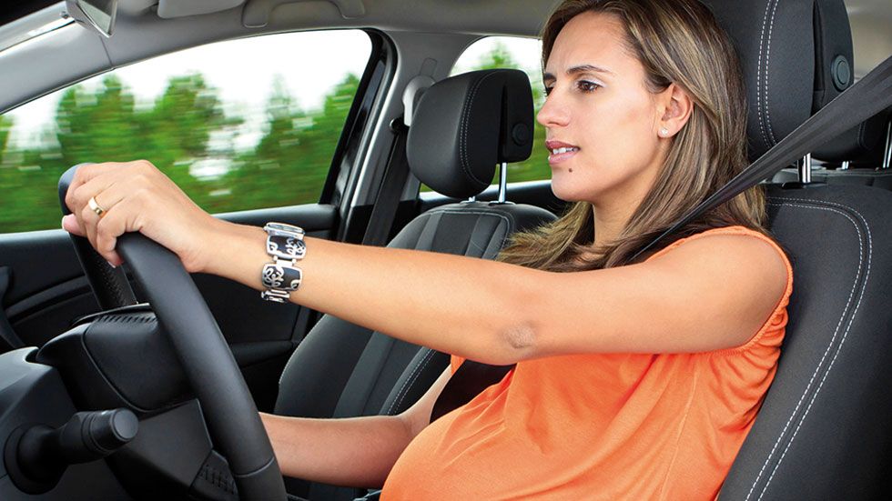 Consejos para conducir embarazadas: conducción al volante segura