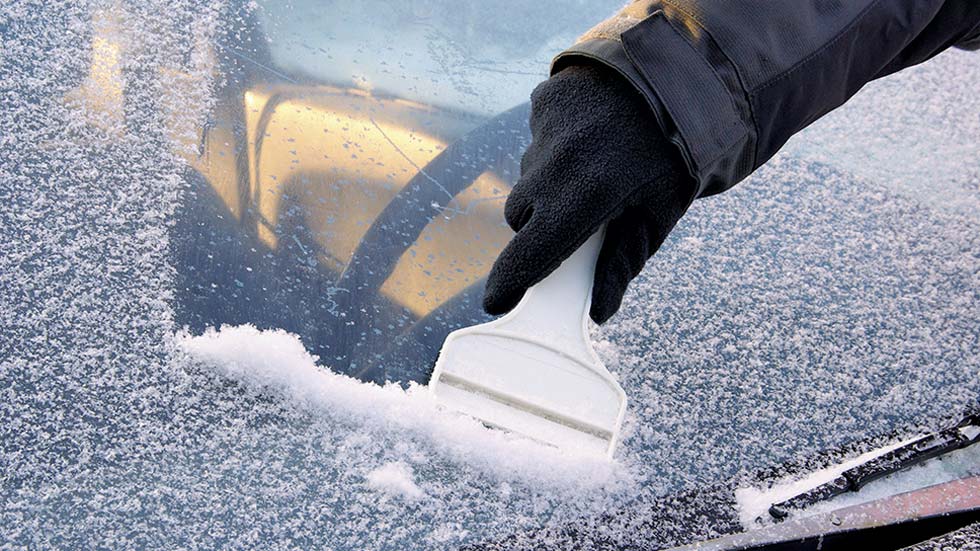 Cómo quitar el hielo del parabrisas del coche