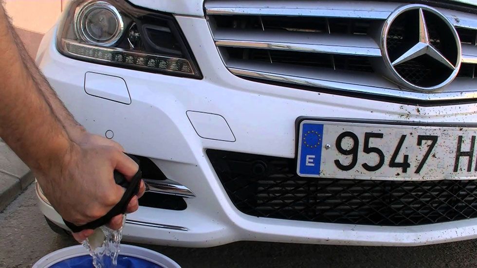 Trucos para quitar los insectos del parabrisas del coche