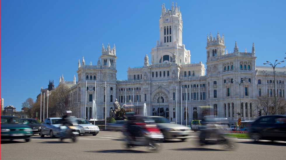 El PSOE pide que motos y taxis puedan circular por Madrid durante las restricciones de tráfico