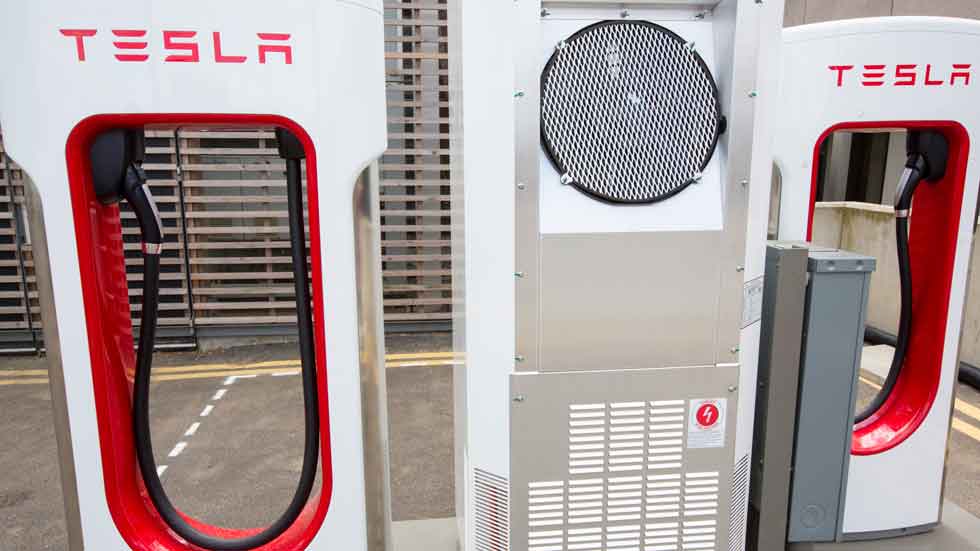 Industria autoriza los supercagadores de Tesla