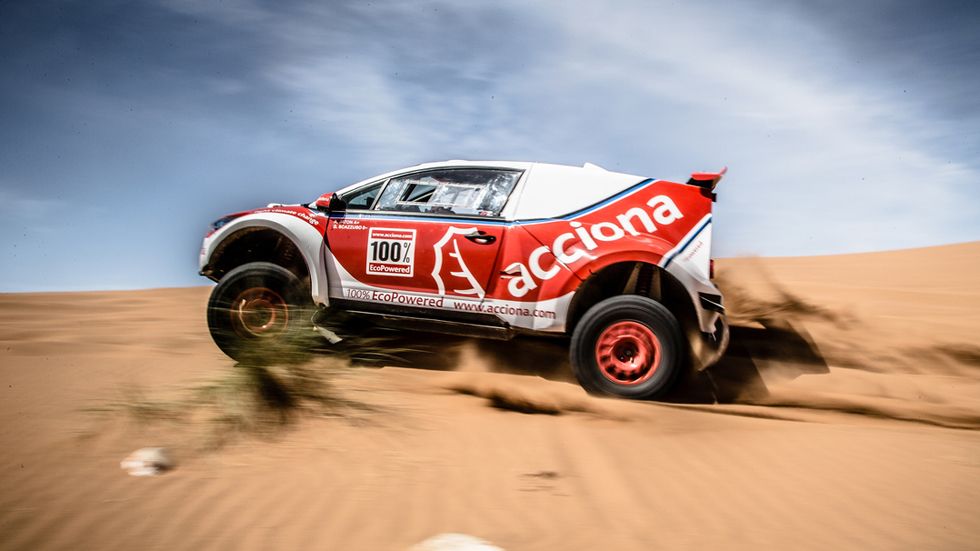 Acciona quiere acabar el Dakar 2016 con su coche eléctrico