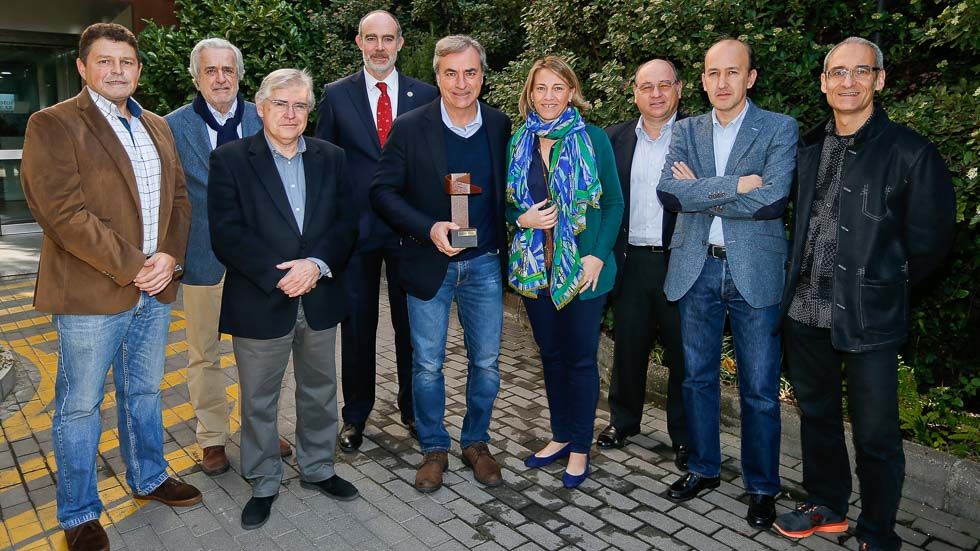 Carlos Sainz recibe el premio Abrazote de Manolo
