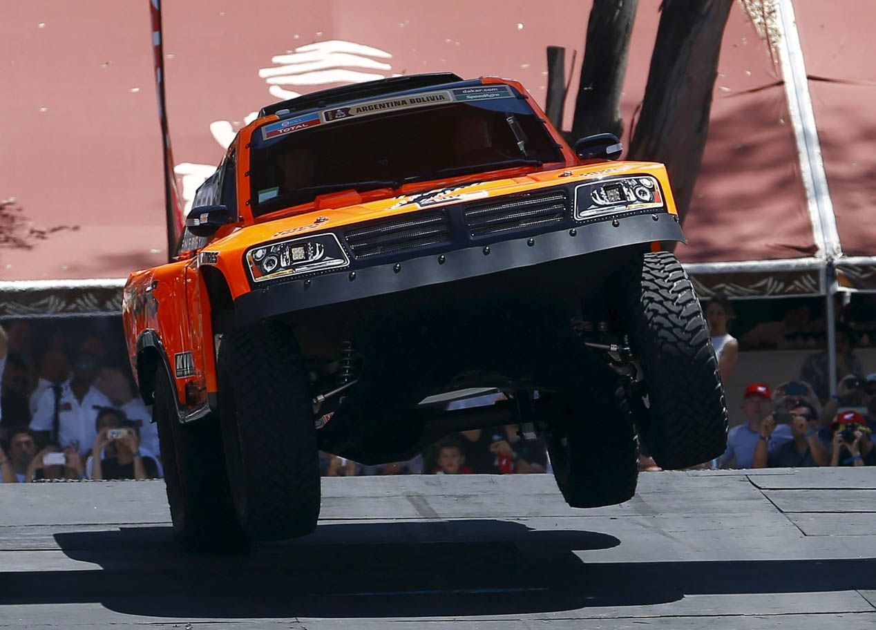 El Dakar 2016 empieza accidentado en coches
