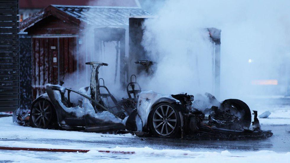 Un Tesla Model S se incendia mientras se cargaba (vídeo)
