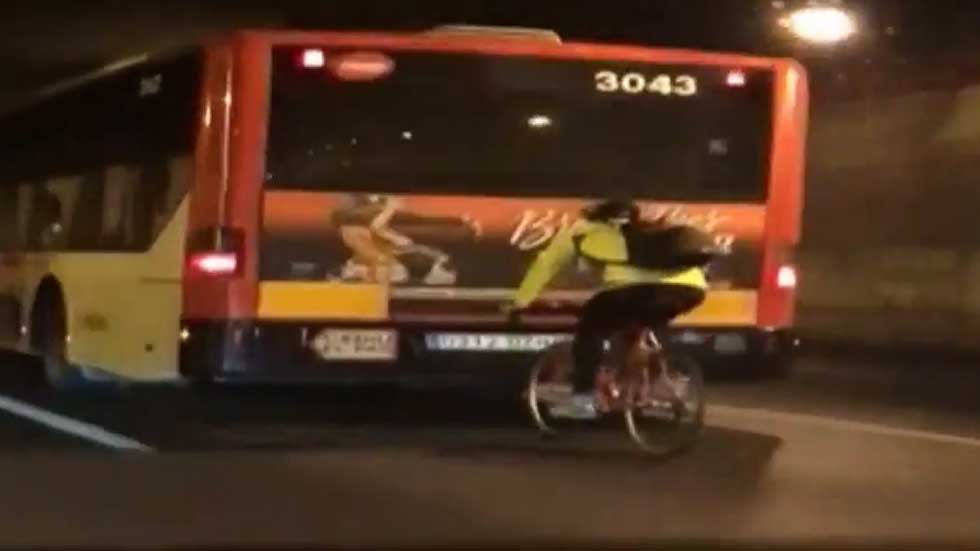 Un ciclista a 70 km/h al rebufo de un autobús