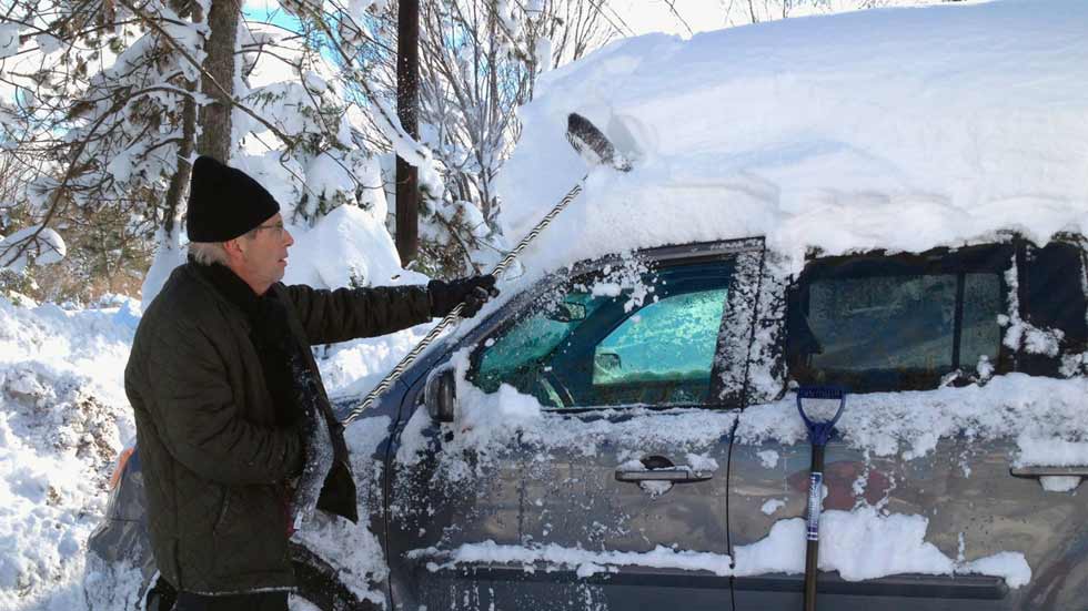 Quitar la nieve tras una nevada, por economía y seguridad