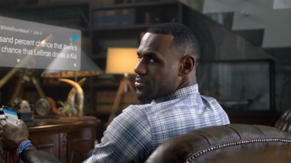 LeBron James contesta a los tuiteros escépticos: sí, conduce un Kia (vídeo)