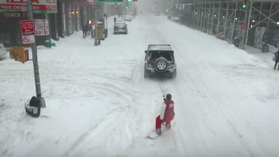 Hacen snowboard por las calles de Nueva York y atados a un coche (vídeo)