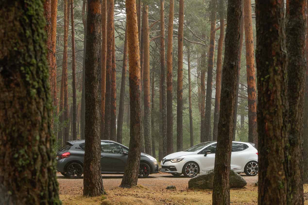 Peugeot 208 GTI by Peugeot Sport vs Renault Clio RS Trophy