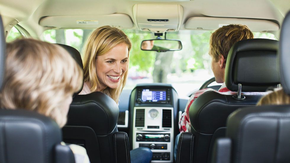 El comportamiento de los padres cuando viajan con los hijos en el coche