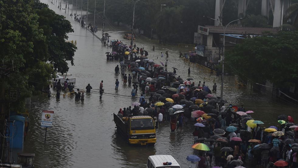 Coches de lujo a precios de risa en la India tras las inundaciones