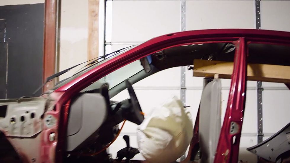 Una máquina de Rube Goldberg con piezas de coche (vídeo)