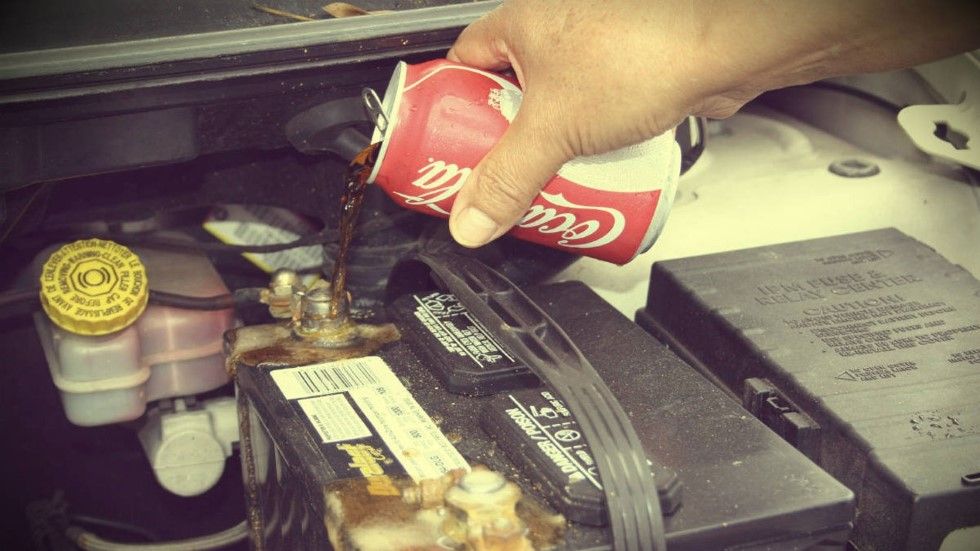 20 trucos caseros y baratos para limpiar el coche por dentro y por fuera