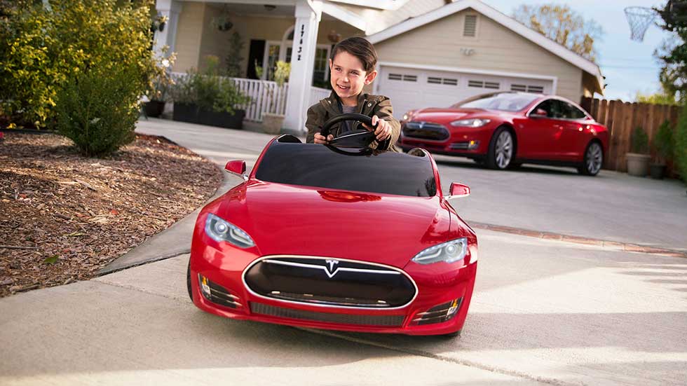 El Tesla Model S de juguete ya lo pueden conducir los niños