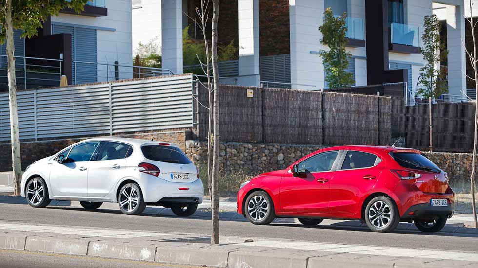 Mazda 2 vs Peugeot 208: calidad, economía y bajo consumo