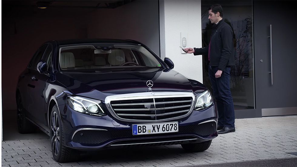 Mercedes-Benz Clase E y su sistema de aparcamiento automático (vídeo)
