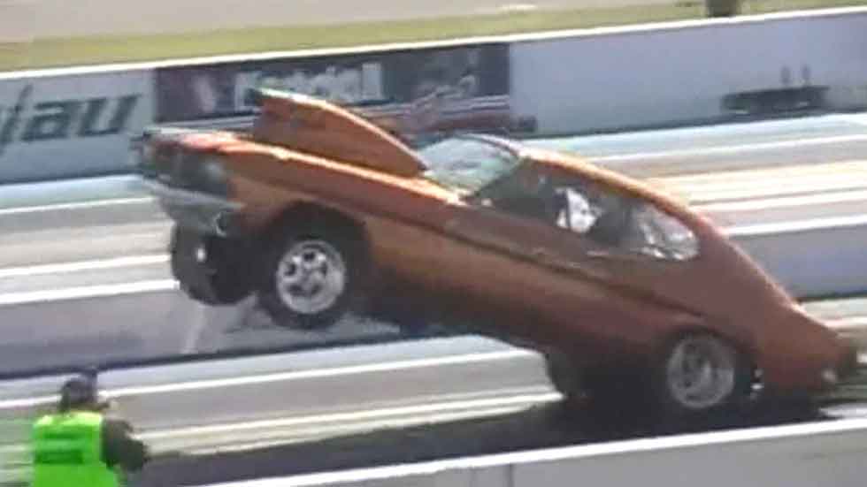 No sólo las motos hacen caballitos (vídeo)